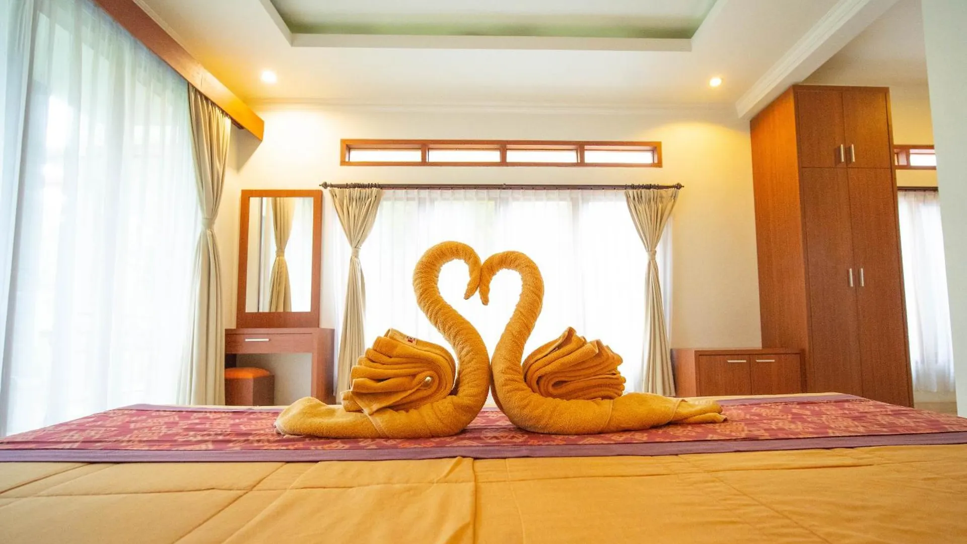 Adipana Bungalow-Balinese Room Ubud